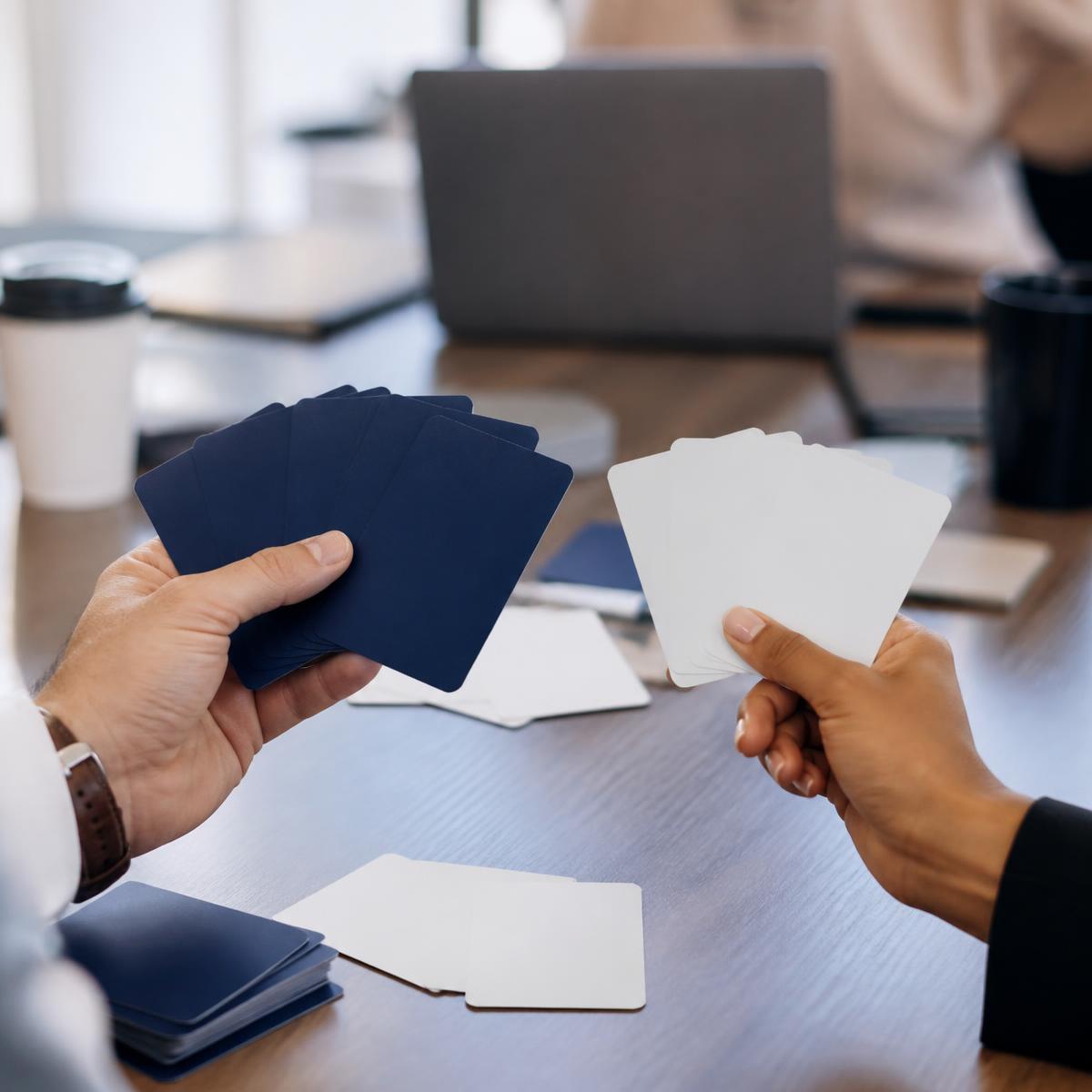 Handen van twee collega's met kaarten van het B2B AI Kaartspel