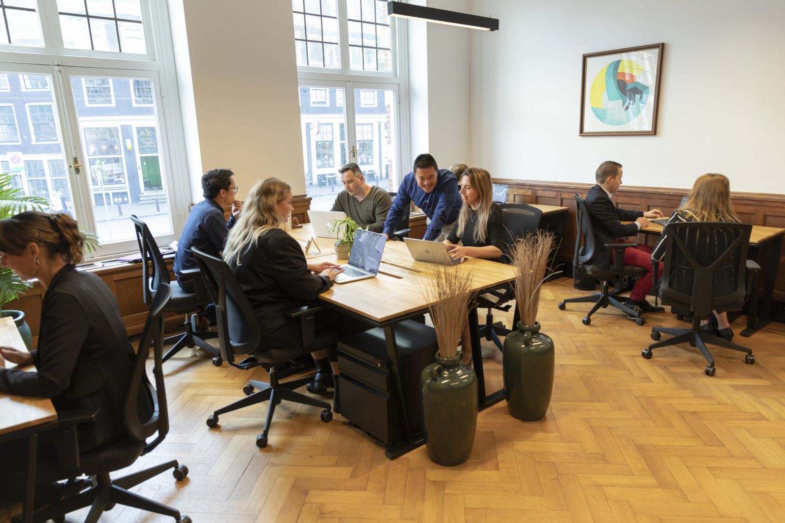 Collega's die samenwerken aan een gedeelde werktafel op kantoor